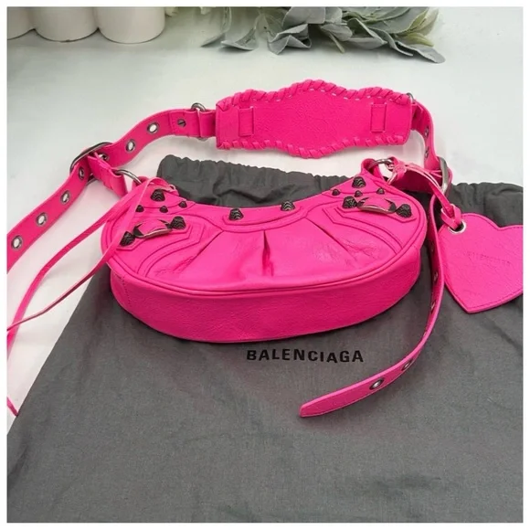 Balenciaga LE CAGOLE shoulder bag in hot pink lambskin
NWT - Picture 9 of 9